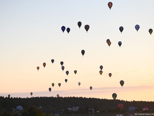 Balonowe Mistrzostwa Świata. Przepiękny pierwszy lot ponad 100 balonów nad Krosnem!