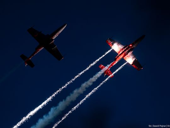 Nocne Airshow rozświetliło niebo nad Krosnem. Widowiskowe pokazy [ZDJĘCIA]