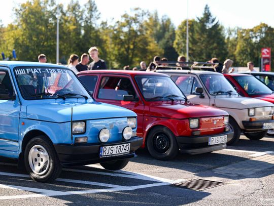 Samochody, motocykle i pojazdy zabytkowe pod halą MOSiR [ZDJĘCIA]