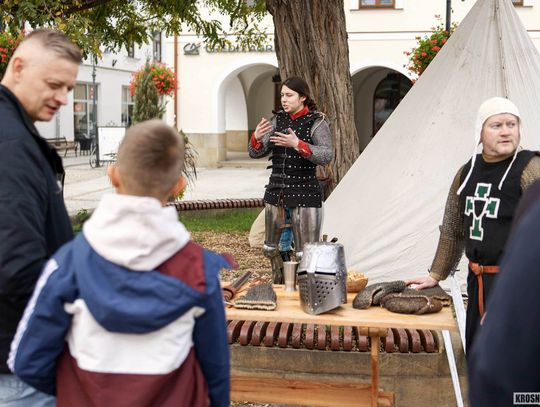 Średniowieczne miasteczko na Rynku w Krośnie. Rycerze, dawne rzemiosła i gry [ZDJĘCIA]