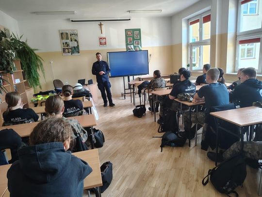 Policjanci z Krosna szkolili uczniów klas mundurowych w Rymanowie i Jedliczu