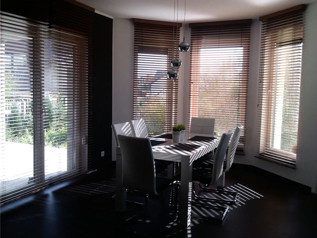 aranżacja wnętrza z użyciem żaluzji drewnianych BLISTER