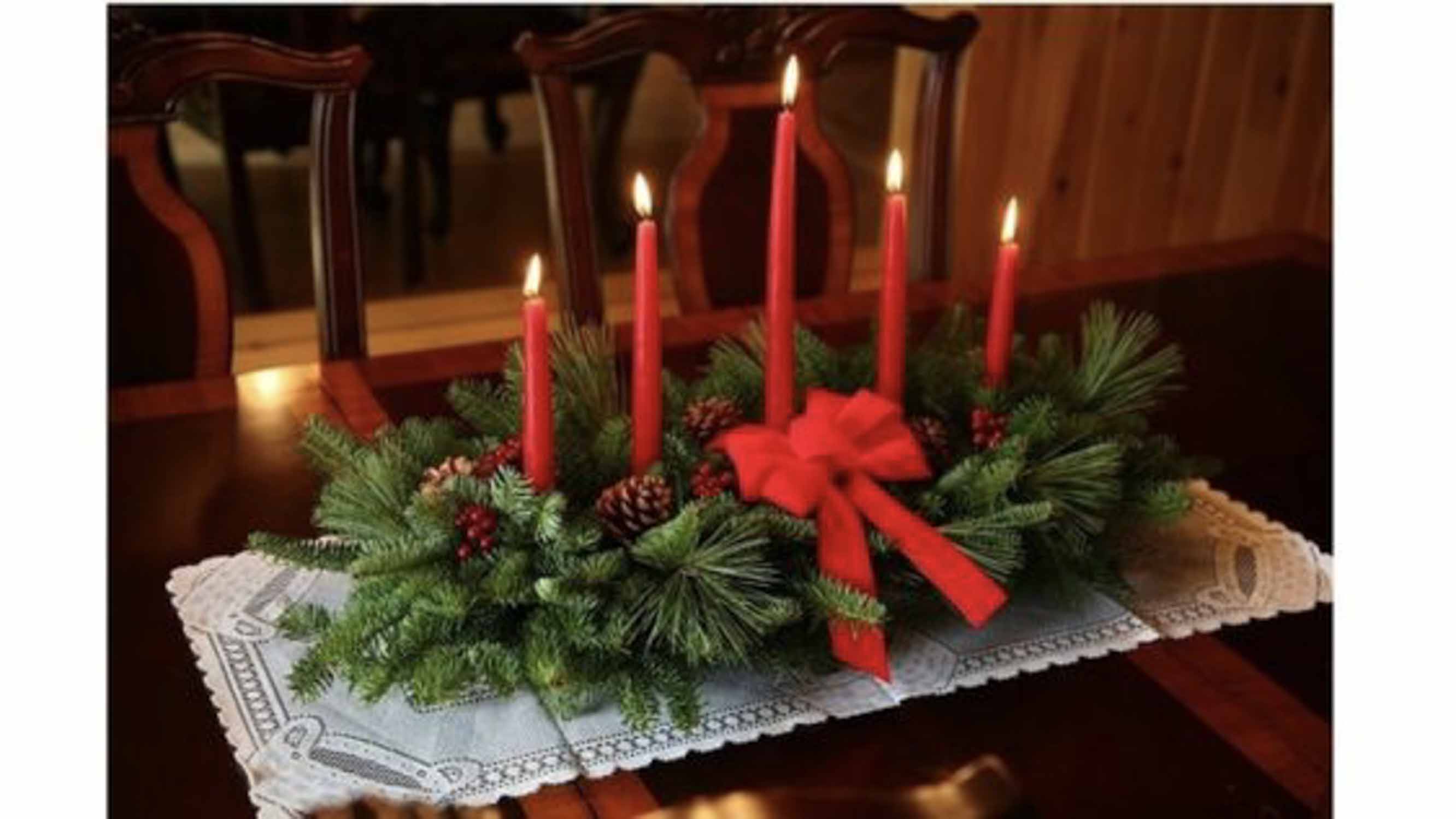 Stroik na stół. Czerwone świece.